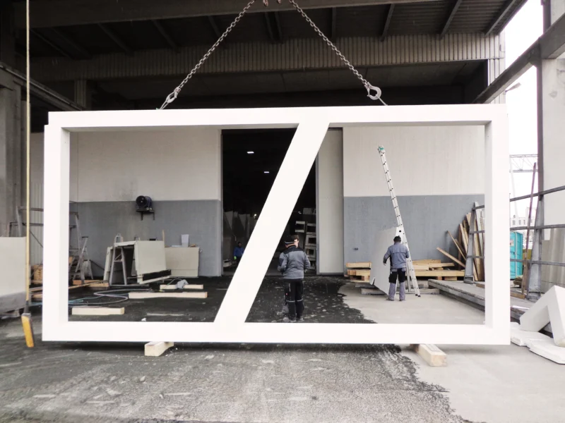 PRJ R16 Baustelle Fassadenfertigteil Sichtbeton